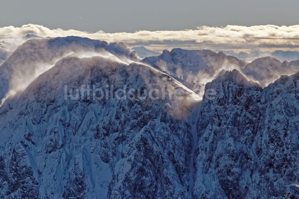 Luftbild Leutasch - Winterluftbild Gipfel und Grate mit Schneewehen im Gegenlicht in der Felsen- und Berglandschaft der Alpen bei Seefeld in Tirol in Österreich