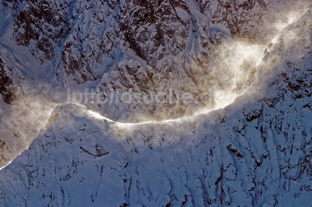 Luftaufnahme Leutasch - Winterluftbild Gipfel und Grate mit Schneewehen im Gegenlicht in der Felsen- und Berglandschaft der Alpen bei Seefeld in Tirol in Österreich