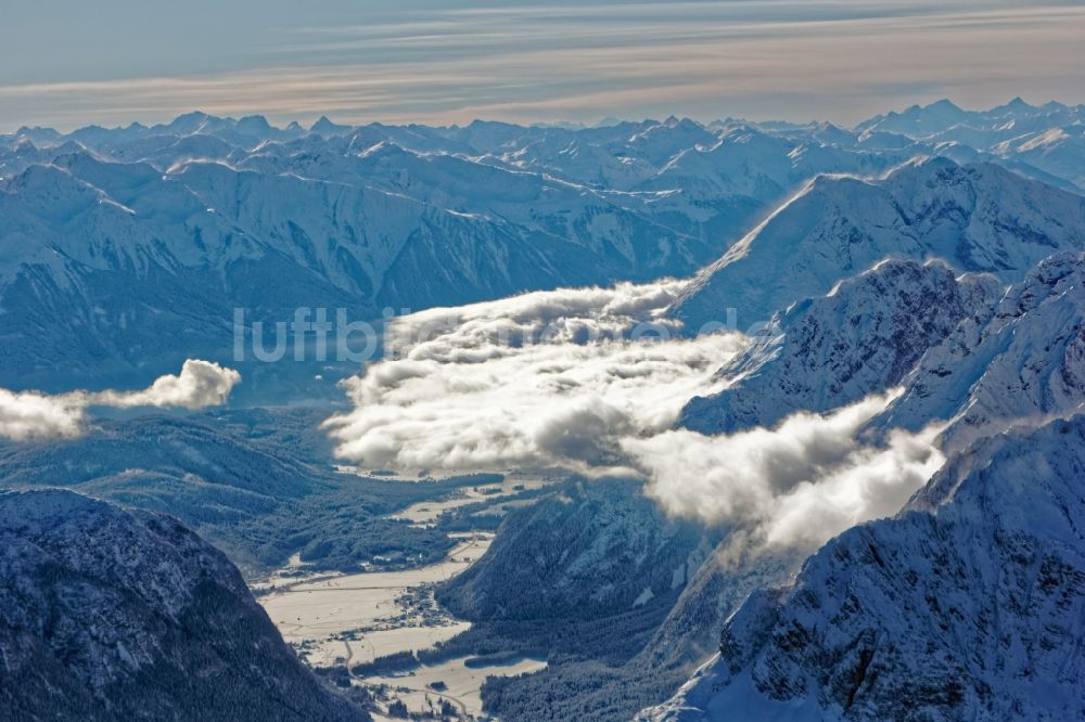 Luftaufnahme Leutasch - Winterluftbild Gipfel und Grate mit Schneewehen im Gegenlicht in der Felsen- und Berglandschaft der Alpen bei Seefeld in Tirol in Österreich