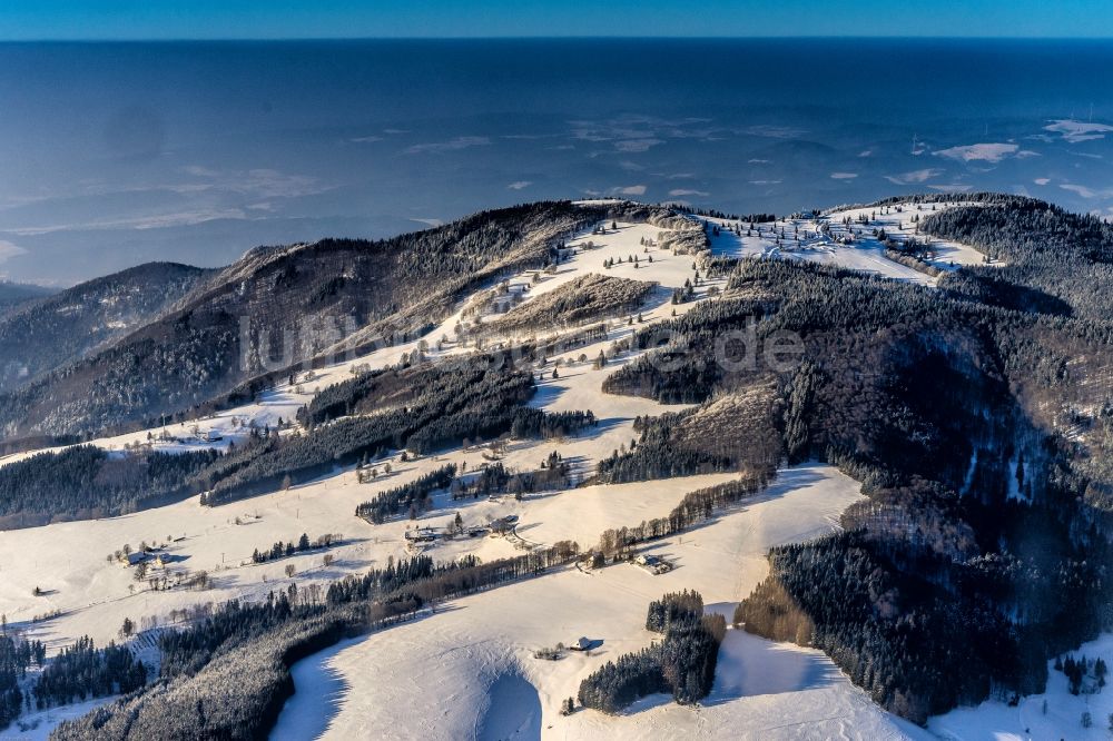 Waldkirch von oben - Winterluftbild Gipfel des Kandel in der Felsen- und Berglandschaft im Ortsteil Sankt Peter in Waldkirch im Bundesland Baden-Württemberg