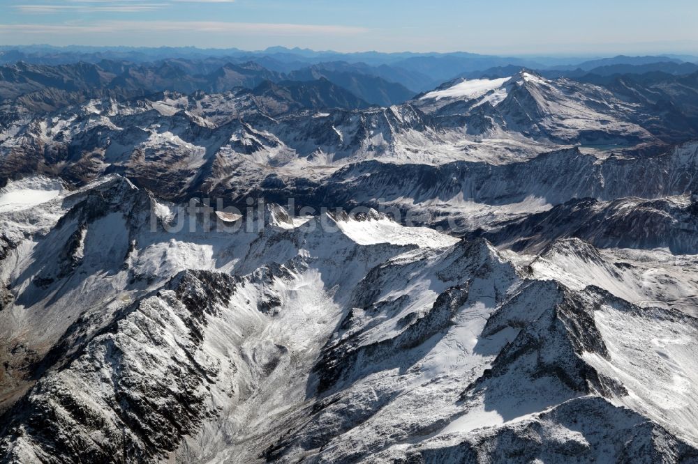 Luftaufnahme Lavizzara - Winterluftbild Gipfel der Leopontinischen Alpen in der Felsen- und Berglandschaft in Lavizzara im Kanton Ticino, Schweiz