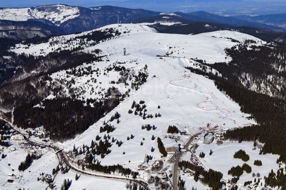 Feldberg (Schwarzwald) von oben - Winterluftbild der Gipfelregion des Feldbergs mit den Wintersportanlagen beim Worldcup der Skicrosser in Feldberg (Schwarzwald) im Bundesland Baden-Württemberg, Deutschland