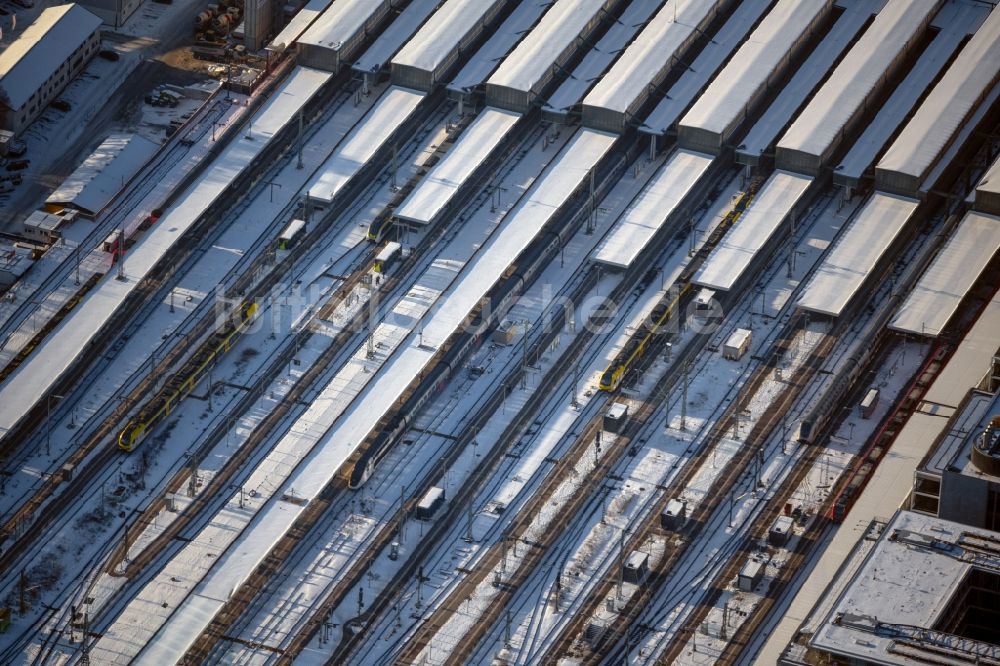 Luftbild Stuttgart - Winterluftbild Gleise und Bahnsteige am Hauptbahnhof der Deutschen Bahn in Stuttgart im Bundesland Baden-Württemberg, Deutschland