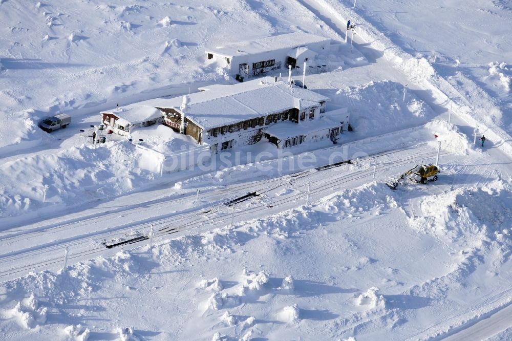 Schierke von oben - Winterluftbild Gleisverlauf und Bahnhofsgebäude des Brockenbahnhofs in Schierke im Bundesland Sachsen-Anhalt, Deutschland