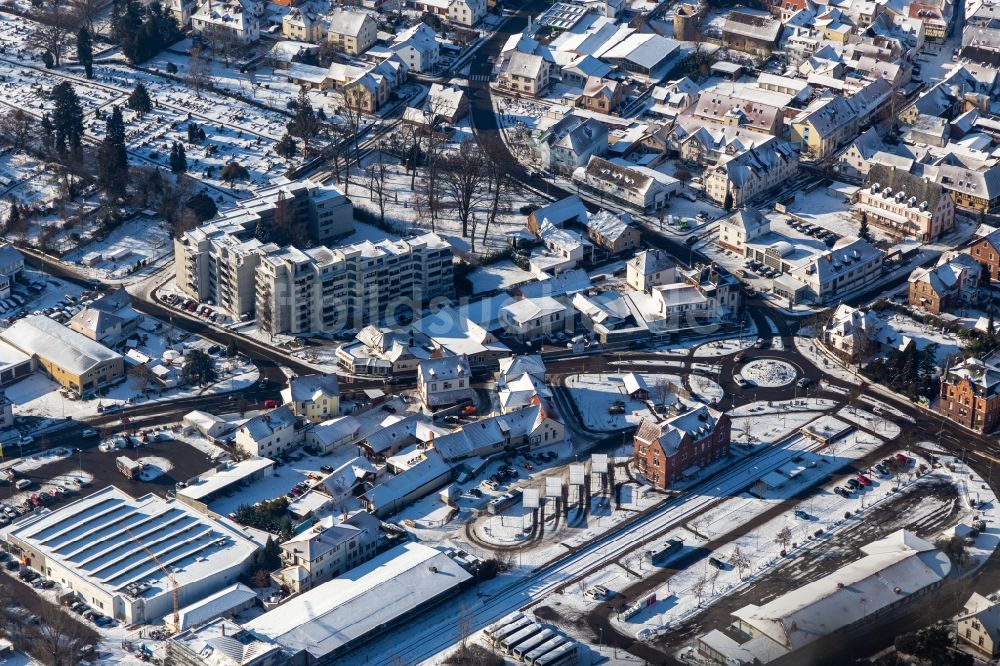 Bad Bergzabern aus der Vogelperspektive: Winterluftbild Gleisverlauf und Bahnhofsgebäude der Deutschen Bahn in Bad Bergzabern im Bundesland Rheinland-Pfalz