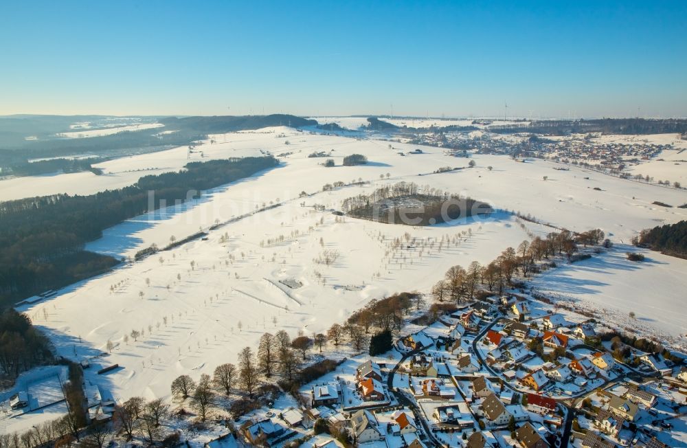 Marsberg aus der Vogelperspektive: Winterluftbild Golfplatz des GC Westheim e.V. Marsberg im Ortsteil Westheim in Marsberg im Bundesland Nordrhein-Westfalen