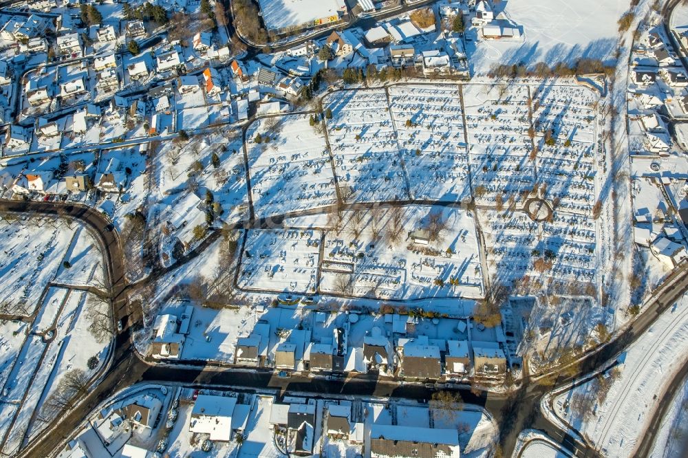 Brilon aus der Vogelperspektive: Winterluftbild Grabreihen auf dem Gelände des Friedhofes St. Martin in Brilon im Bundesland Nordrhein-Westfalen