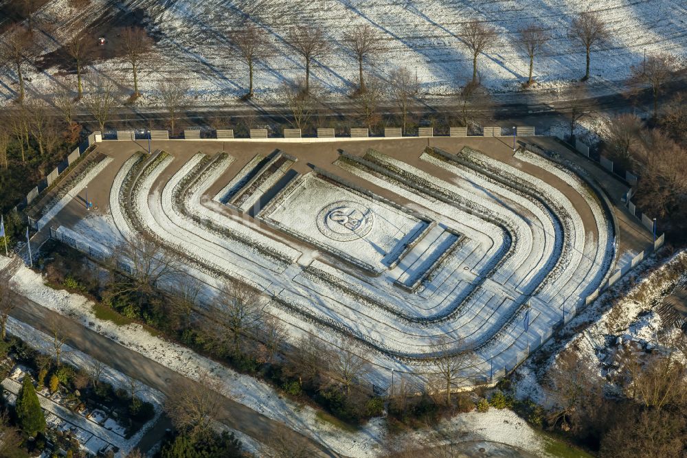 Gelsenkirchen aus der Vogelperspektive: Winterluftbild Grabreihen auf dem Gelände des Friedhofes Schalke-FanFeld in Gelsenkirchen im Bundesland Nordrhein-Westfalen, Deutschland