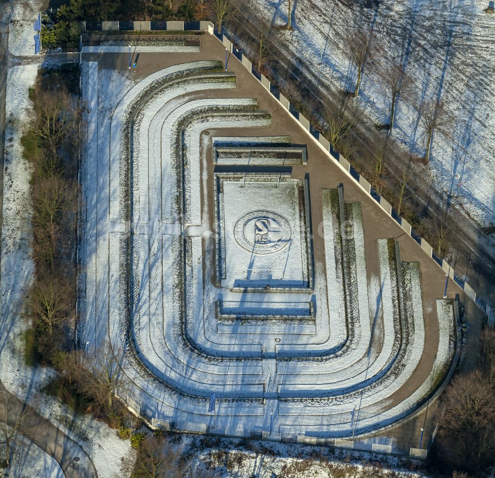 Luftaufnahme Gelsenkirchen - Winterluftbild Grabreihen auf dem Gelände des Friedhofes Schalke-FanFeld in Gelsenkirchen im Bundesland Nordrhein-Westfalen, Deutschland