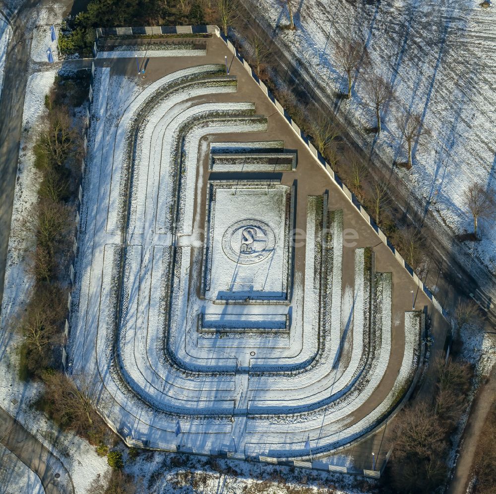 Gelsenkirchen von oben - Winterluftbild Grabreihen auf dem Gelände des Friedhofes Schalke-FanFeld in Gelsenkirchen im Bundesland Nordrhein-Westfalen, Deutschland