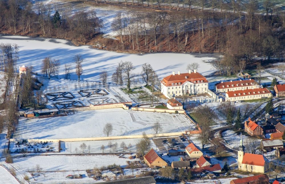 Meseberg von oben - Winterluftbild Gästehaus Schloß Meseberg der Bundesregierung in Meseberg im Bundesland Brandenburg