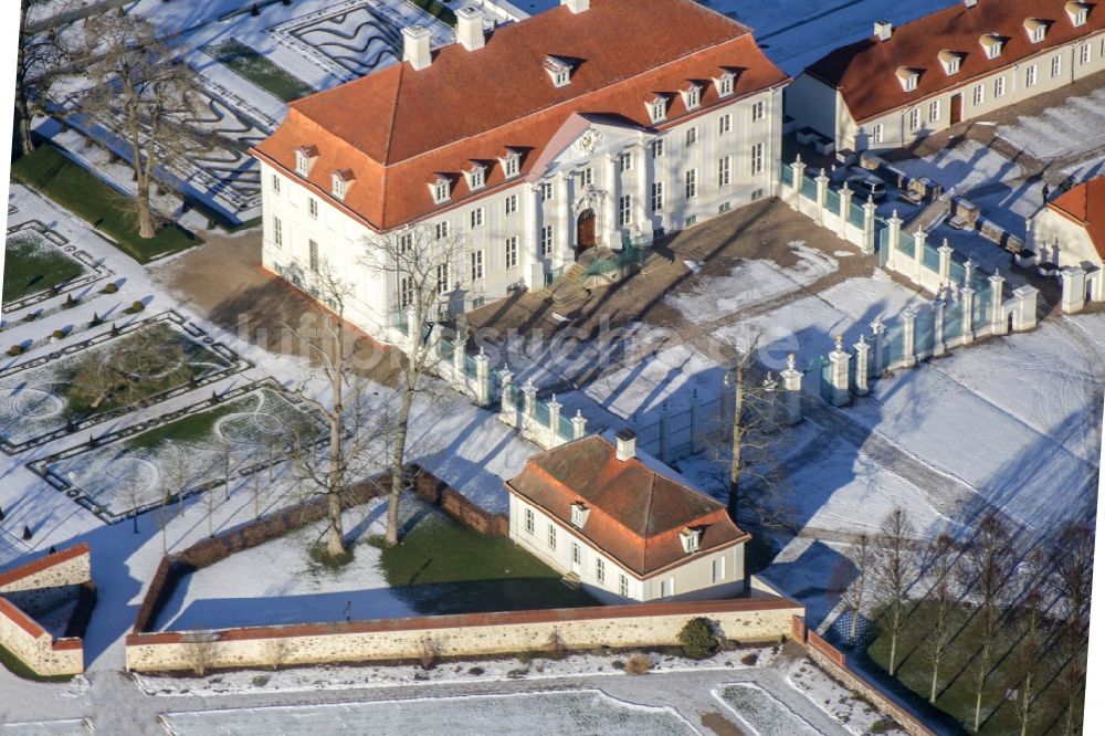 Meseberg von oben - Winterluftbild Gästehaus Schloß Meseberg der Bundesregierung in Meseberg im Bundesland Brandenburg