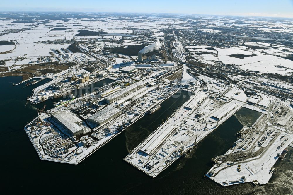 Rostock von oben - Winterluftbild Hafenanlagen des Seehafen in Rostock im Bundesland Mecklenburg-Vorpommern, Deutschland