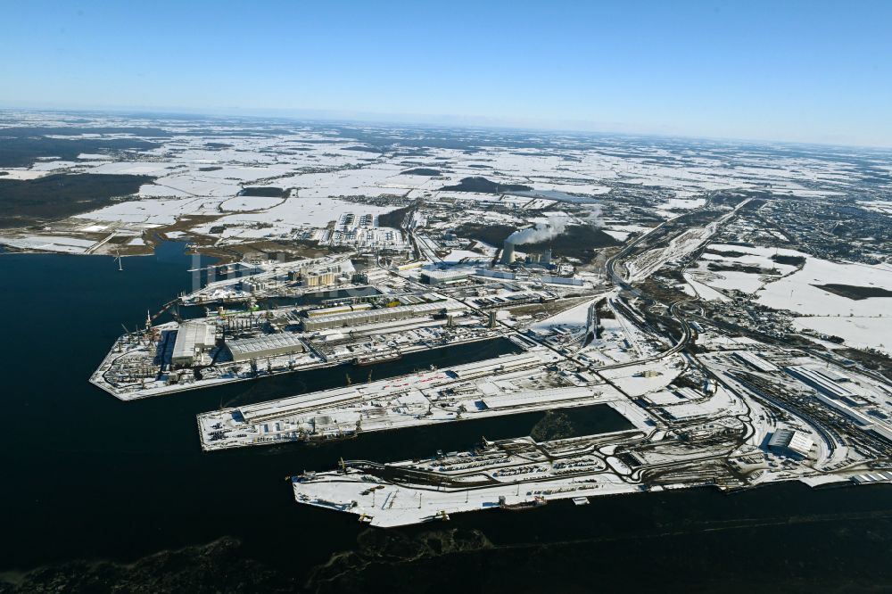 Luftaufnahme Rostock - Winterluftbild Hafenanlagen des Seehafen in Rostock im Bundesland Mecklenburg-Vorpommern, Deutschland