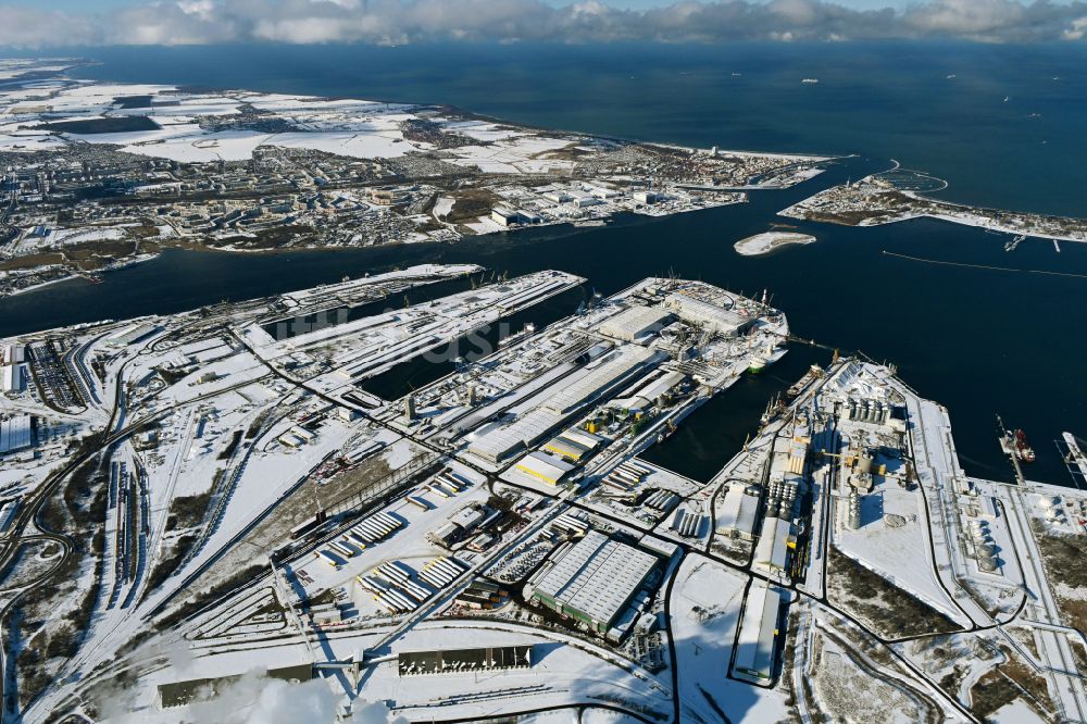 Luftbild Rostock - Winterluftbild Hafenanlagen des Seehafen in Rostock im Bundesland Mecklenburg-Vorpommern, Deutschland