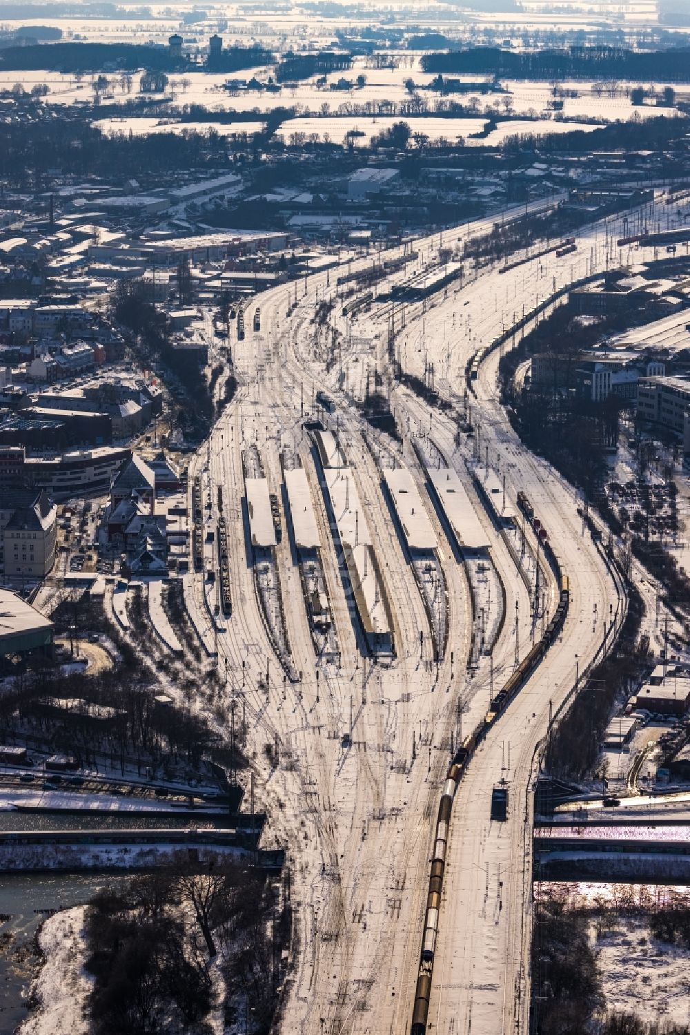 Luftaufnahme Hamm - Winterluftbild Hauptbahnhof der Deutschen Bahn in Hamm im Bundesland Nordrhein-Westfalen, Deutschland