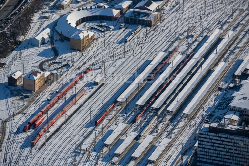 Würzburg aus der Vogelperspektive: Winterluftbild Hauptbahnhof der Deutschen Bahn in Würzburg im Bundesland Bayern, Deutschland