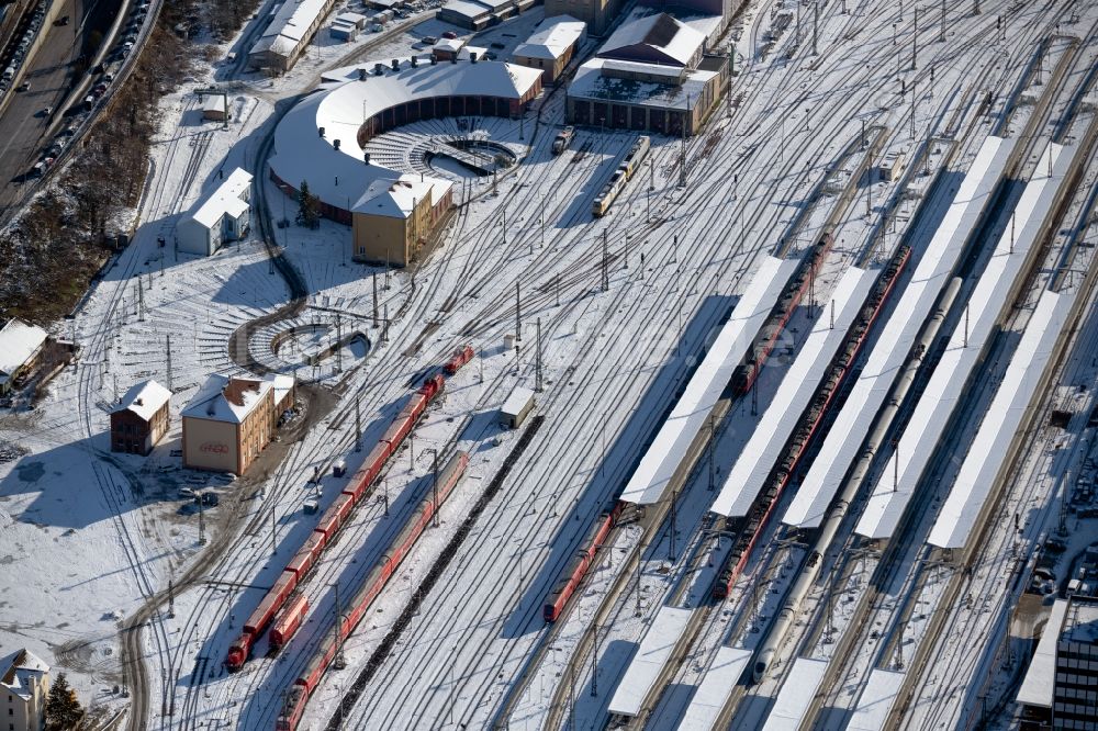 Luftbild Würzburg - Winterluftbild Hauptbahnhof der Deutschen Bahn in Würzburg im Bundesland Bayern, Deutschland