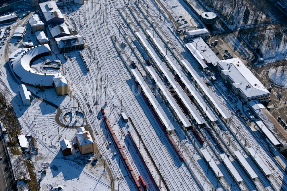 Luftaufnahme Würzburg - Winterluftbild Hauptbahnhof der Deutschen Bahn in Würzburg im Bundesland Bayern, Deutschland