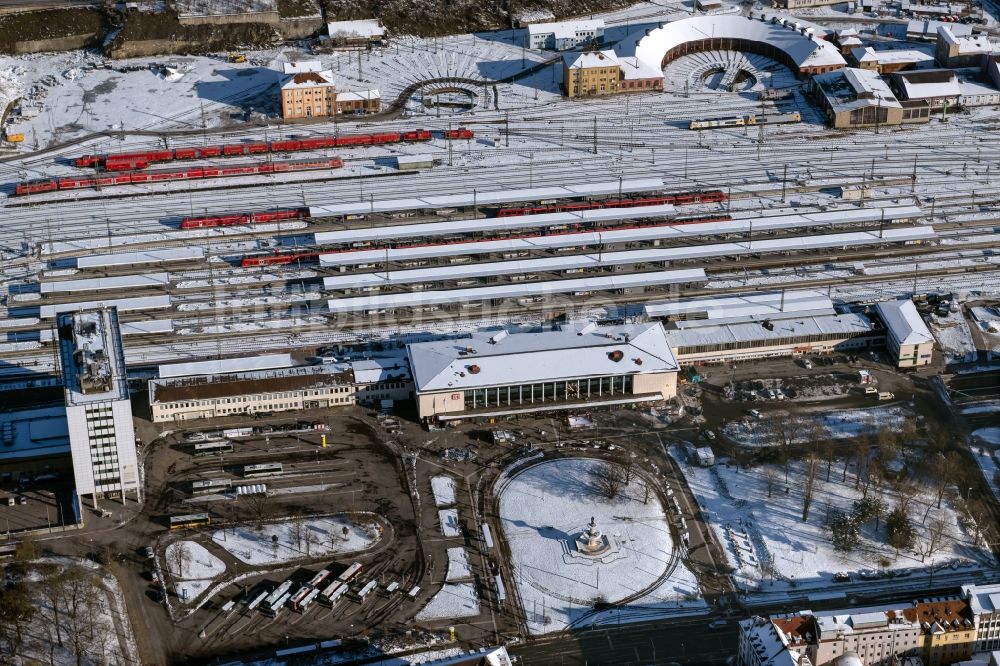 Würzburg aus der Vogelperspektive: Winterluftbild Hauptbahnhof der Deutschen Bahn in Würzburg im Bundesland Bayern, Deutschland