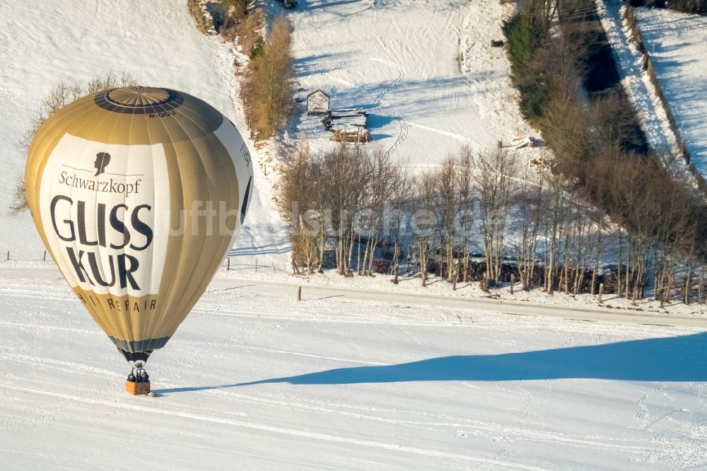 Warstein aus der Vogelperspektive: Winterluftbild Heißluftballon mit der Kennung D-OGLI von Schwarzkopf Glisskur gelandet am Schorenbach in Warstein im Bundesland Nordrhein-Westfalen