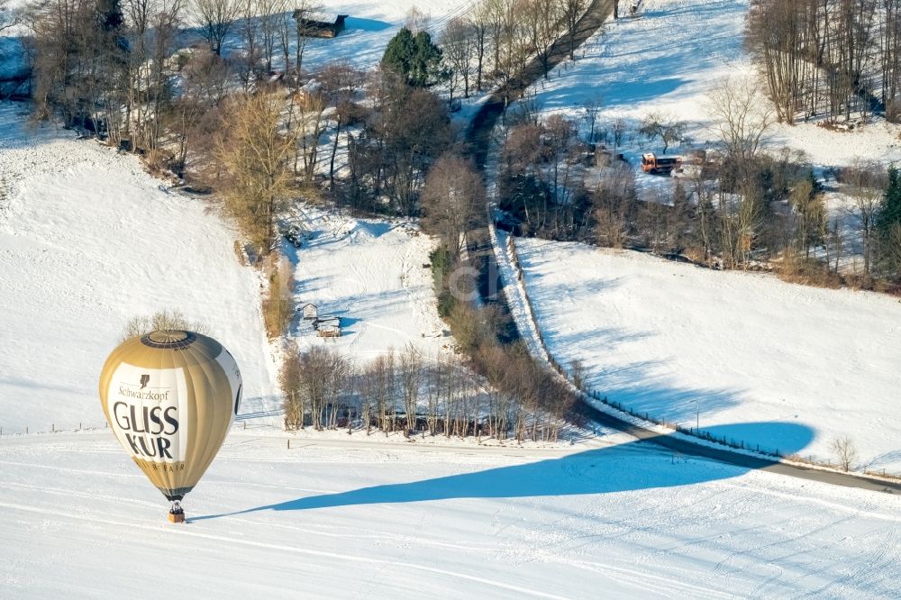 Luftbild Warstein - Winterluftbild Heißluftballon mit der Kennung D-OGLI von Schwarzkopf Glisskur gelandet am Schorenbach in Warstein im Bundesland Nordrhein-Westfalen