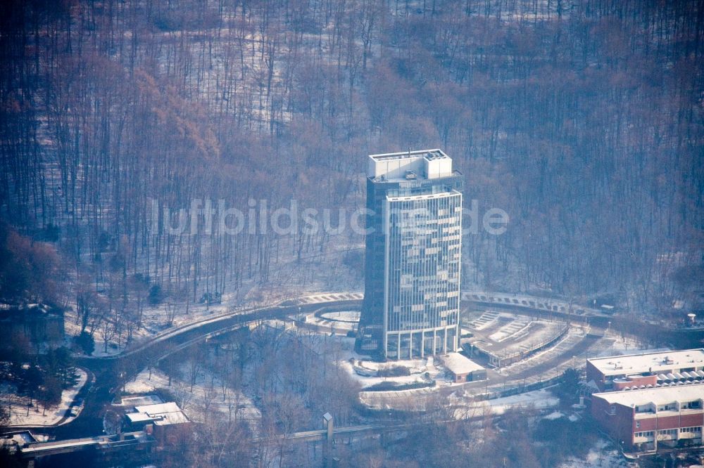 Heidelberg von oben - Winterluftbild Hochhaus- Gebäude der Heidelberger Versicherung im Ortsteil Emmertsgrund-Süd in Heidelberg im Bundesland Baden-Württemberg