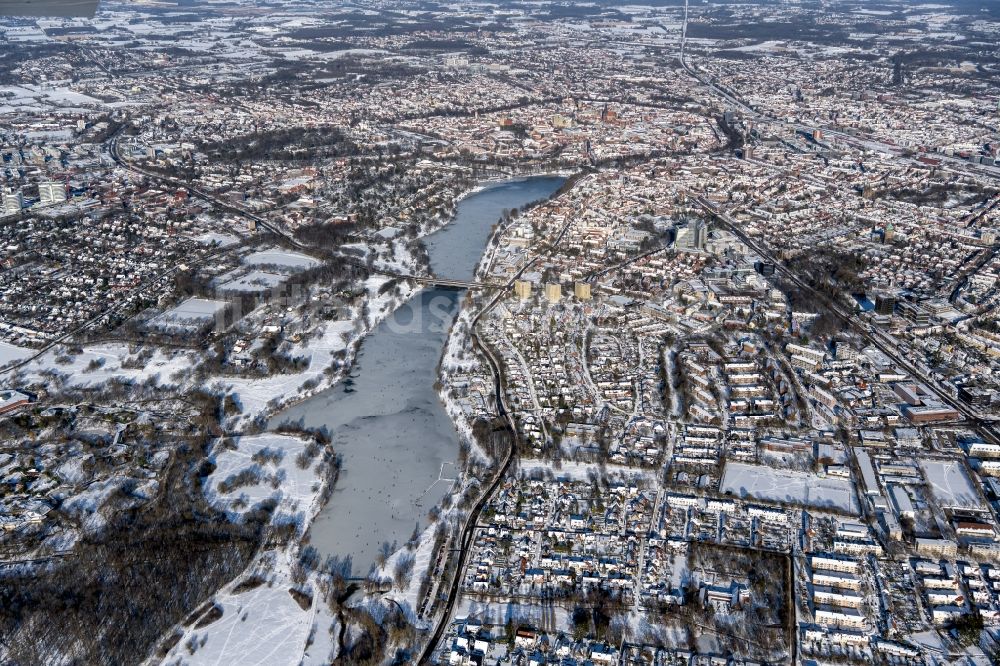 Luftbild Münster - Winterluftbild Innenstadtbereich an den Uferbereichen des Aasee in Münster im Bundesland Nordrhein-Westfalen, Deutschland