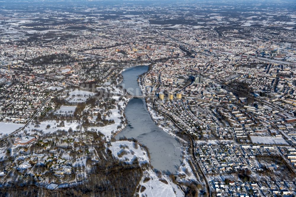 Münster von oben - Winterluftbild Innenstadtbereich an den Uferbereichen des Aasee in Münster im Bundesland Nordrhein-Westfalen, Deutschland