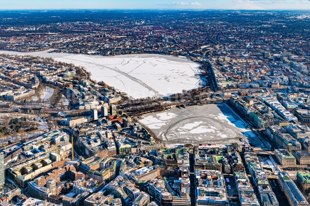 Hamburg von oben - Winterluftbild Innenstadtbereich an den Uferbereichen der Binnenalster in Hamburg, Deutschland