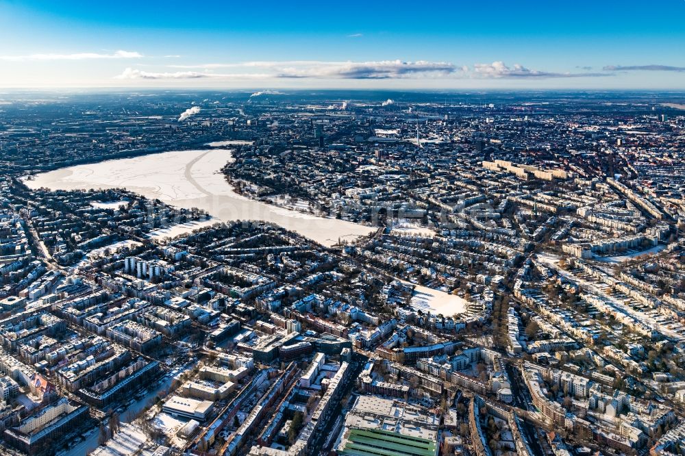 Hamburg von oben - Winterluftbild Innenstadtbereich an den Uferbereichen der Binnenalster in Hamburg, Deutschland