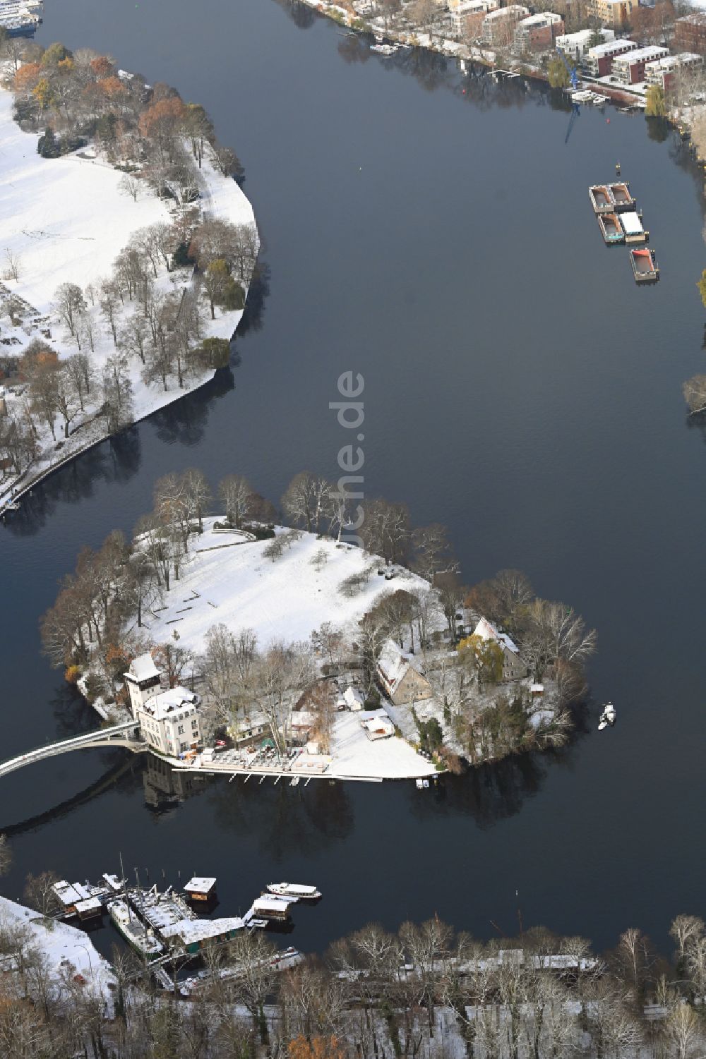 Berlin von oben - Winterluftbild Insel der Jugend am Ufer des Flußverlaufes der Spree in Berlin, Deutschland