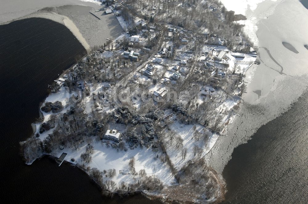 Berlin aus der Vogelperspektive: Winterluftbild Insel Schwanenwerder am Großen Wannsee im Ortsteil Bezirk Steglitz-Zehlendorf in Berlin, Deutschland