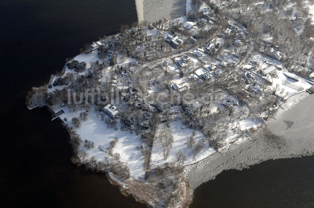 Luftaufnahme Berlin - Winterluftbild Insel Schwanenwerder am Großen Wannsee im Ortsteil Bezirk Steglitz-Zehlendorf in Berlin, Deutschland