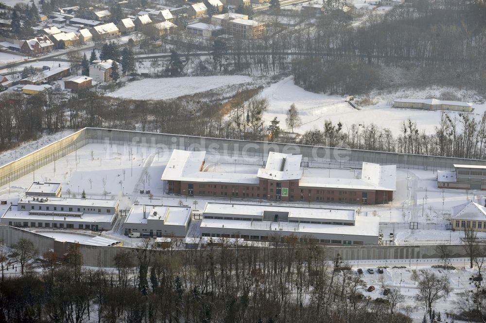 Wriezen von oben - Winterluftbild Justizvollzugsanstalt JVA Justizvollzugsanstalt Nord-Brandenburg Teilanstalt Wriezen im Ortsteil Lüdersdorf in Wriezen im Bundesland Brandenburg, Deutschland