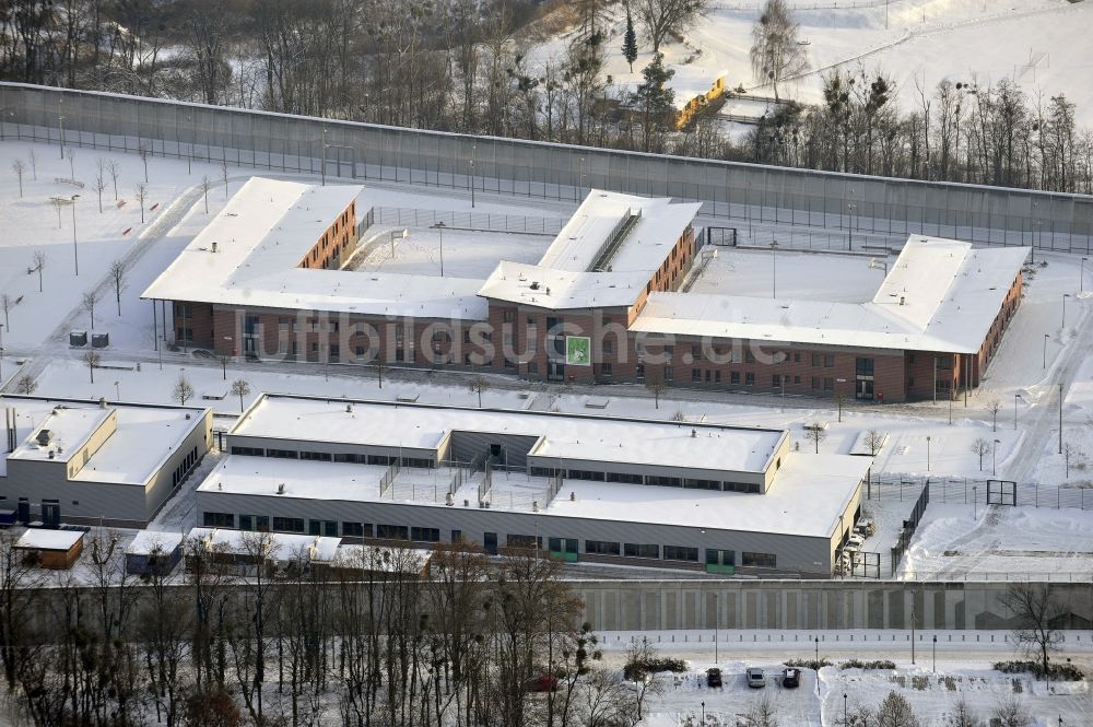 Wriezen aus der Vogelperspektive: Winterluftbild Justizvollzugsanstalt JVA Justizvollzugsanstalt Nord-Brandenburg Teilanstalt Wriezen im Ortsteil Lüdersdorf in Wriezen im Bundesland Brandenburg, Deutschland