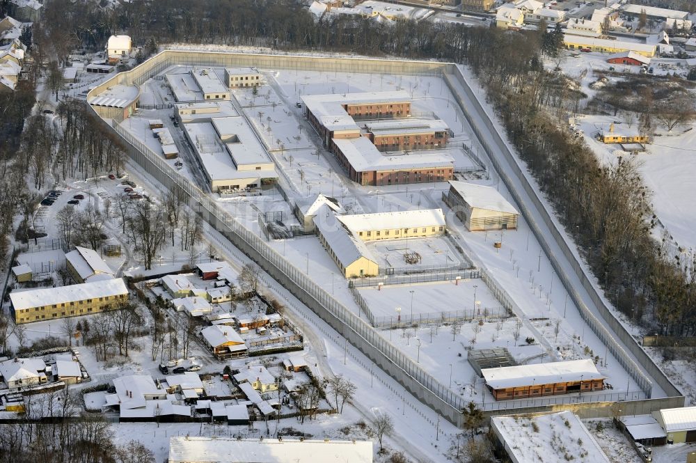 Luftaufnahme Wriezen - Winterluftbild Justizvollzugsanstalt JVA Justizvollzugsanstalt Nord-Brandenburg Teilanstalt Wriezen im Ortsteil Lüdersdorf in Wriezen im Bundesland Brandenburg, Deutschland