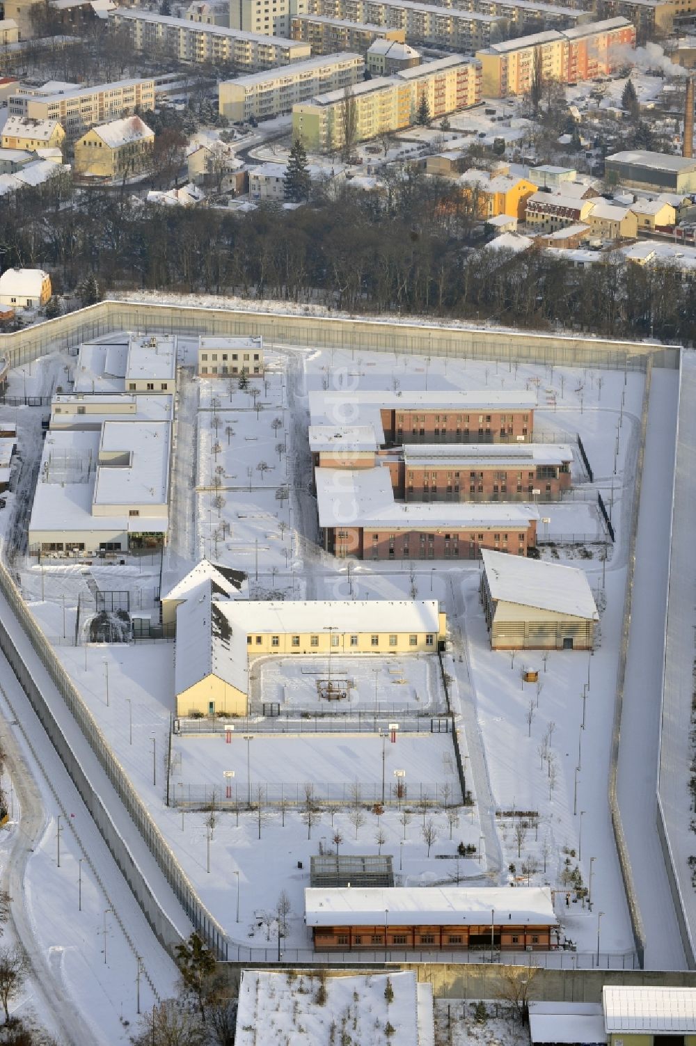 Wriezen von oben - Winterluftbild Justizvollzugsanstalt JVA Justizvollzugsanstalt Nord-Brandenburg Teilanstalt Wriezen im Ortsteil Lüdersdorf in Wriezen im Bundesland Brandenburg, Deutschland