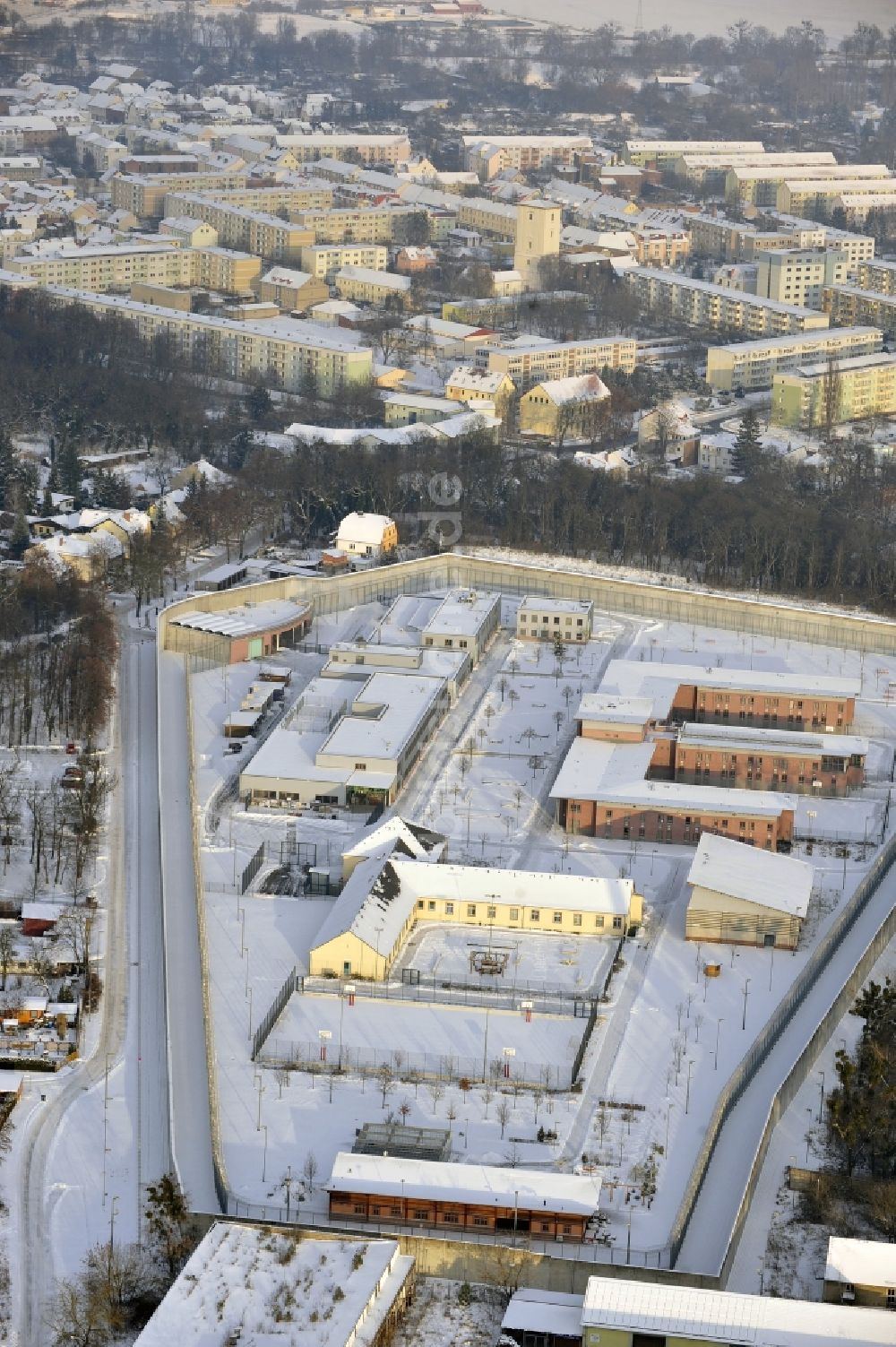 Wriezen aus der Vogelperspektive: Winterluftbild Justizvollzugsanstalt JVA Justizvollzugsanstalt Nord-Brandenburg Teilanstalt Wriezen im Ortsteil Lüdersdorf in Wriezen im Bundesland Brandenburg, Deutschland