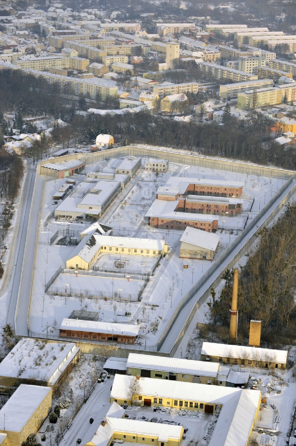 Luftbild Wriezen - Winterluftbild Justizvollzugsanstalt JVA Justizvollzugsanstalt Nord-Brandenburg Teilanstalt Wriezen im Ortsteil Lüdersdorf in Wriezen im Bundesland Brandenburg, Deutschland