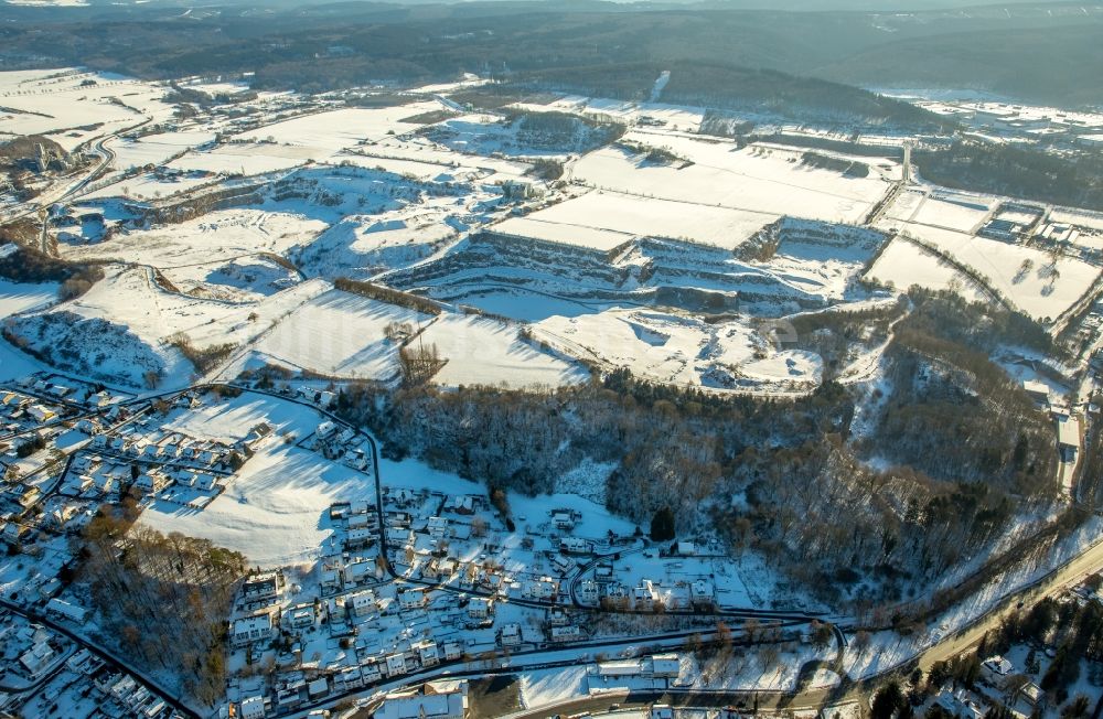 Warstein aus der Vogelperspektive: Winterluftbild Kalk Minen- Tagebau in Warstein im Bundesland Nordrhein-Westfalen