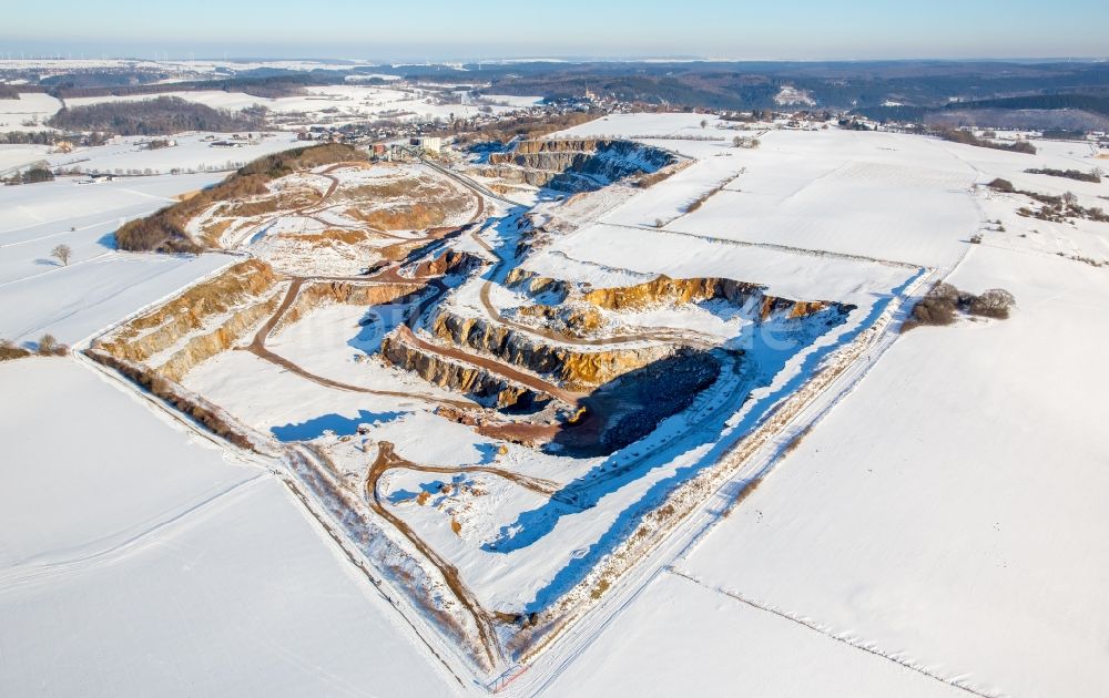 Rüthen von oben - Winterluftbild Kies- Tagebau der WESTKALK Werk im Ortsteil Kallenhardt in Rüthen im Bundesland Nordrhein-Westfalen