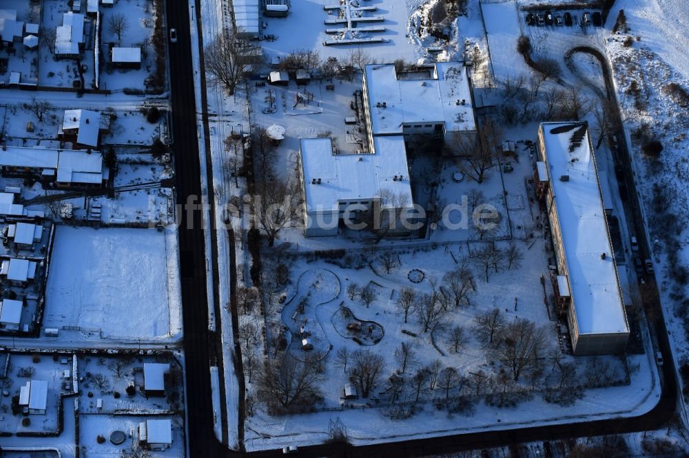 Luftaufnahme Berlin - Winterluftbild Kindergärten NordOst Zu den Seen im Stadtteil Mahlsdorf in Berlin