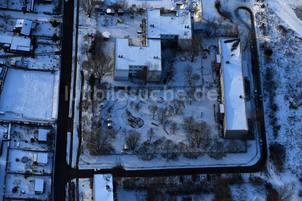 Berlin von oben - Winterluftbild Kindergärten NordOst Zu den Seen im Stadtteil Mahlsdorf in Berlin