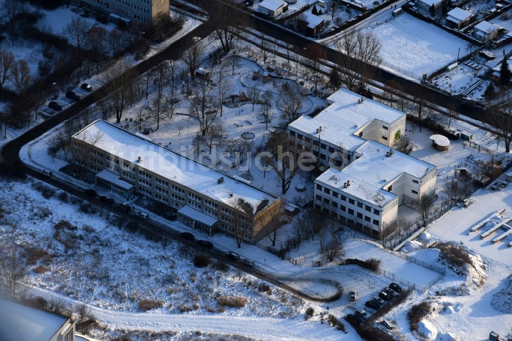 Berlin aus der Vogelperspektive: Winterluftbild Kindergärten NordOst Zu den Seen im Stadtteil Mahlsdorf in Berlin