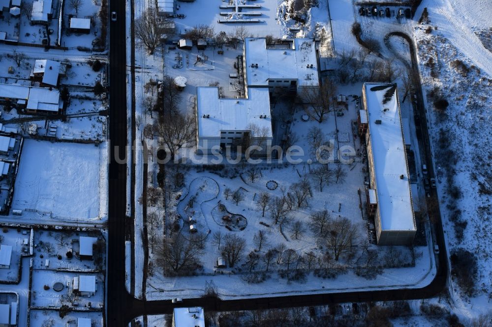 Luftaufnahme Berlin - Winterluftbild Kindergärten NordOst Zu den Seen im Stadtteil Mahlsdorf in Berlin