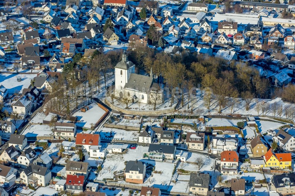 Warstein von oben - Winterluftbild Kirchengebäude der Alten Kirche in Warstein im Bundesland Nordrhein-Westfalen