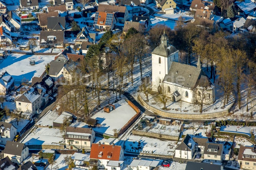 Warstein aus der Vogelperspektive: Winterluftbild Kirchengebäude der Alten Kirche in Warstein im Bundesland Nordrhein-Westfalen