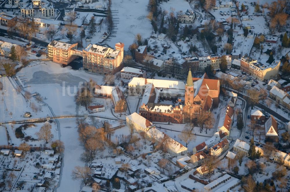 Brandenburg an der Havel aus der Vogelperspektive: Winterluftbild Kirchengebäude Dom in Brandenburg an der Havel im Bundesland Brandenburg, Deutschland