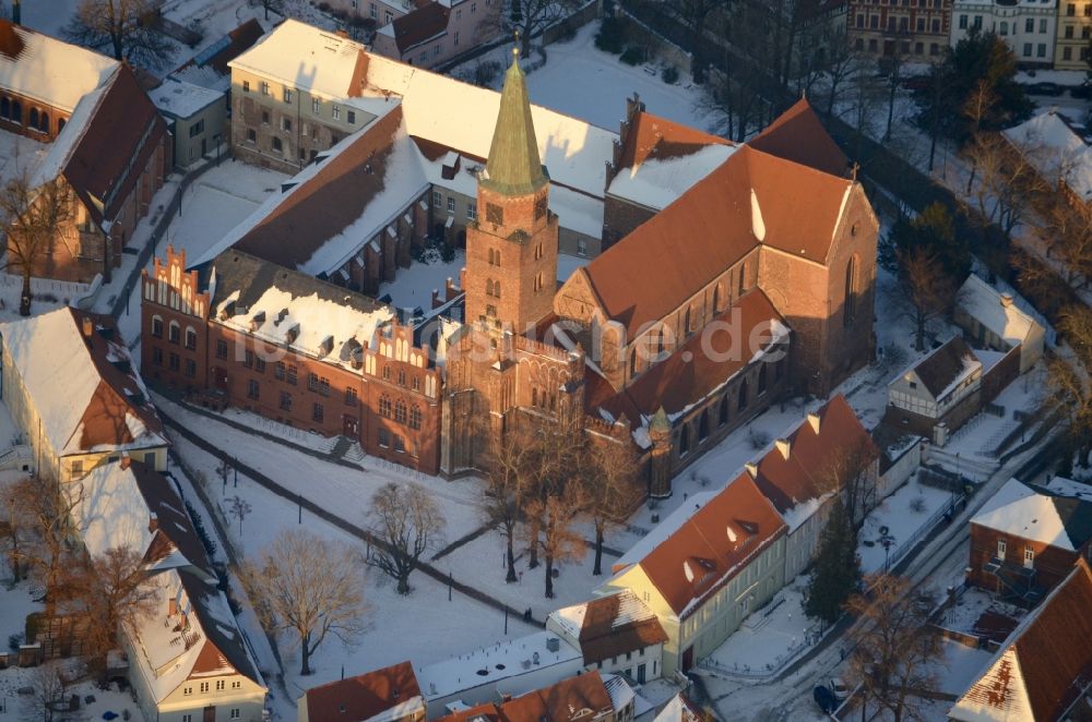 Luftbild Brandenburg an der Havel - Winterluftbild Kirchengebäude Dom in Brandenburg an der Havel im Bundesland Brandenburg, Deutschland